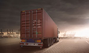 停车位上的集装箱货车摄影高清图片