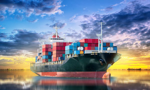 天空云彩与集装箱货轮摄影高清图片